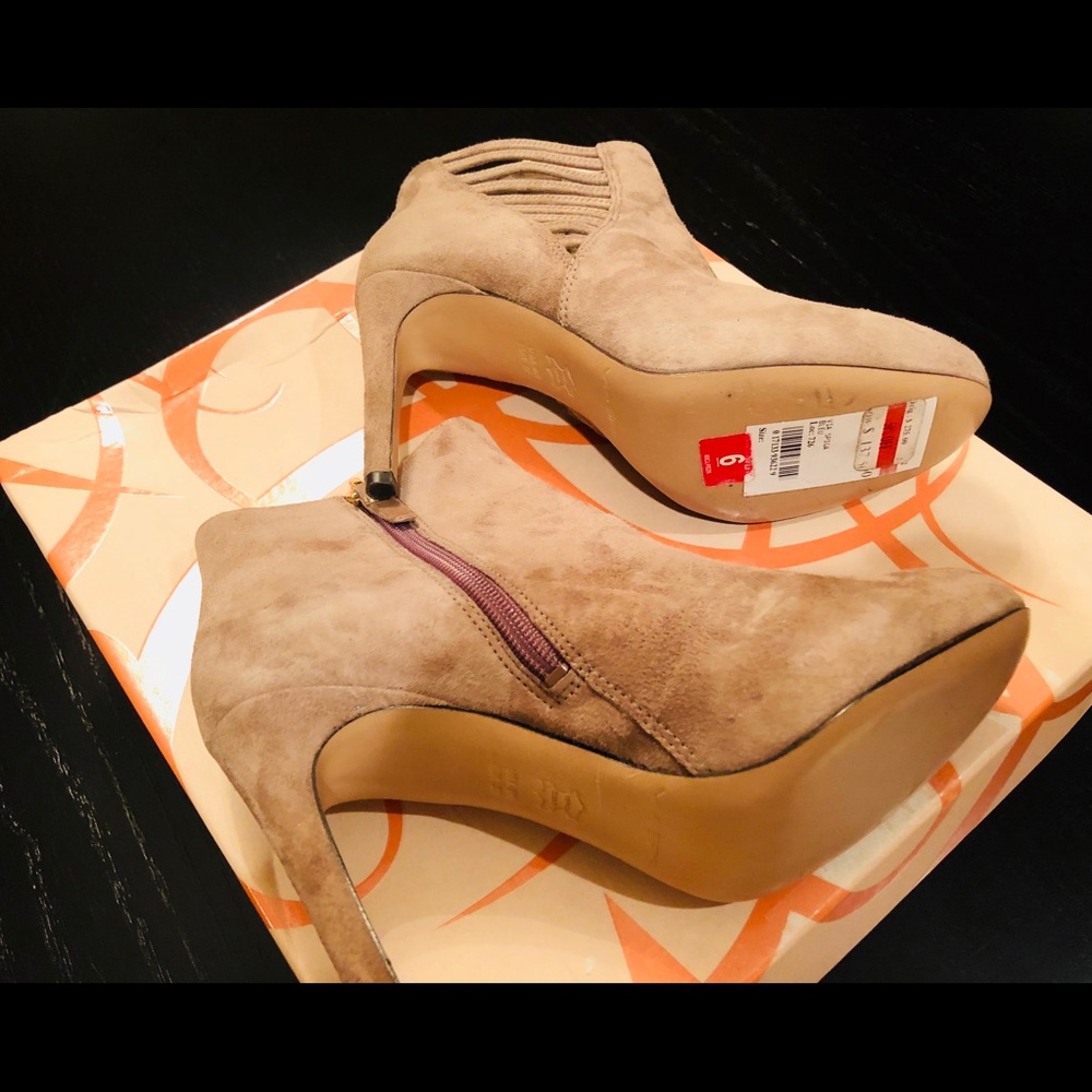 New Via Spiga, V-Bleu booties 6M in taupe suede.